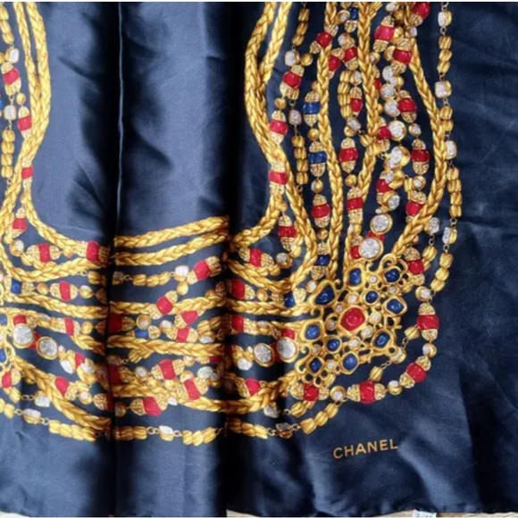 CHANEL Silk scarf
Very good condition
Navy, Silk - Picture 4 of 9
